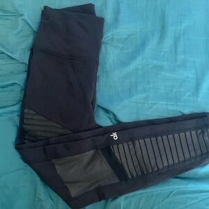 ALO yoga pants.  It’s a M, fits tight tho